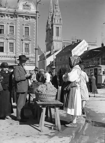 Trg bana Jelačića 1912. godine. Rujan je, prodaje se grožđe na Trgu, tramvaj broj 11 vozi kroz Bakačevu i Novu Ves prema Mirogoju.